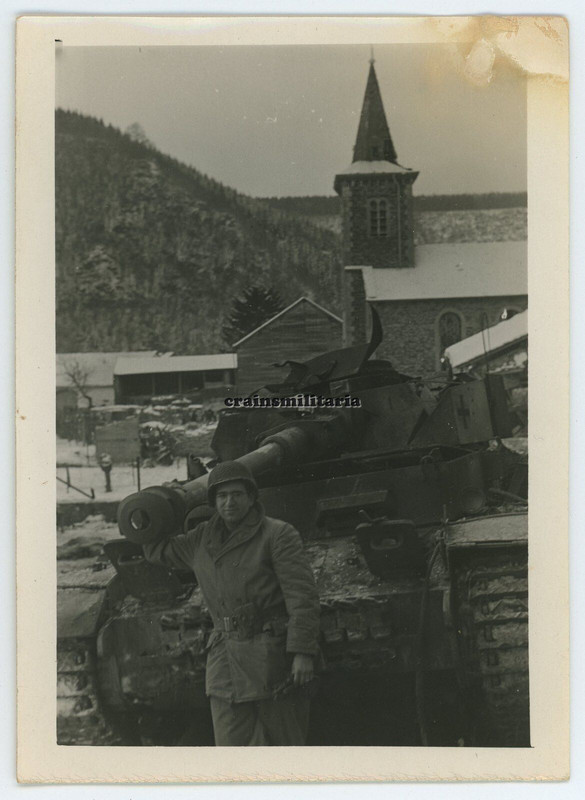 Orig. Foto zerstörte Panzer IV Tank an Kirche MABOGE Ardennen Belgien 1944