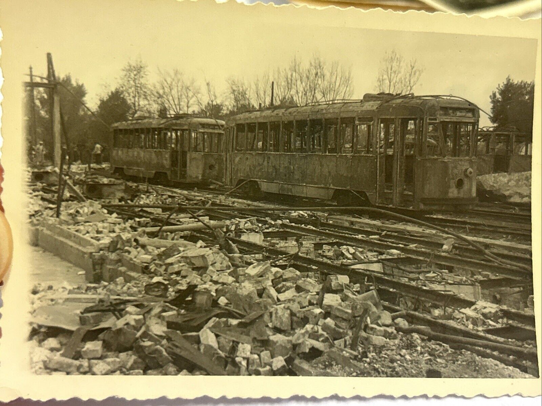 Foto Wk2 Straßenbahn Zerstört Ausgebrannt Front Wehrmacht Kampf Soldaten