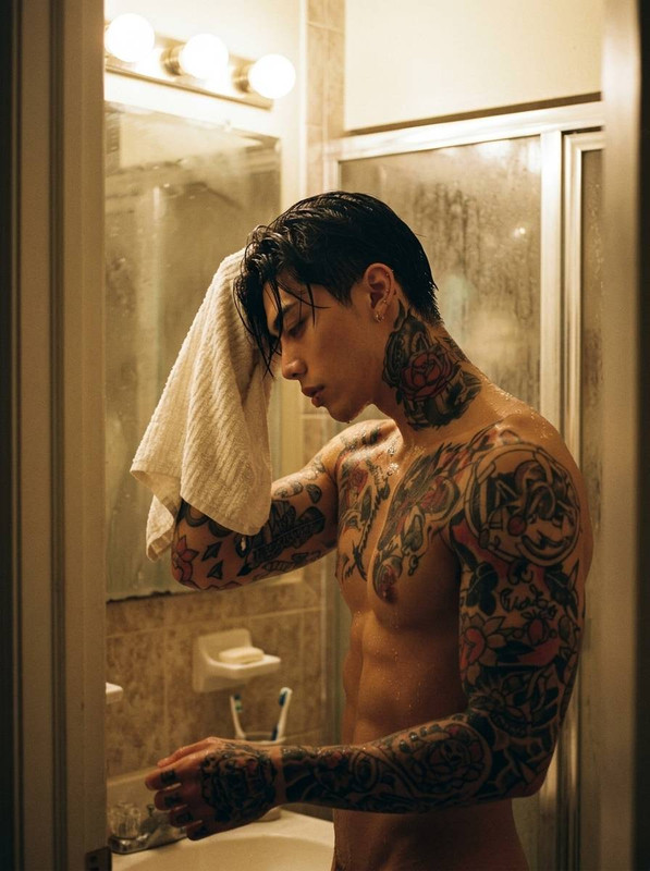 Man toweling hair 202604280803
