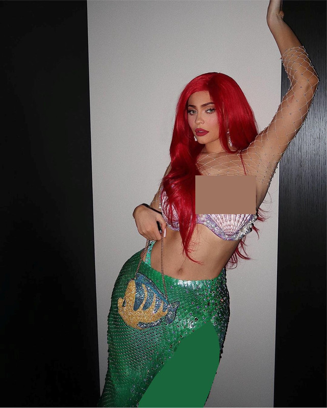 Kylie Jenner berdandan dengan kostum karakter Little Mermaid, yaitu Ariel saat perayaan Halloween.