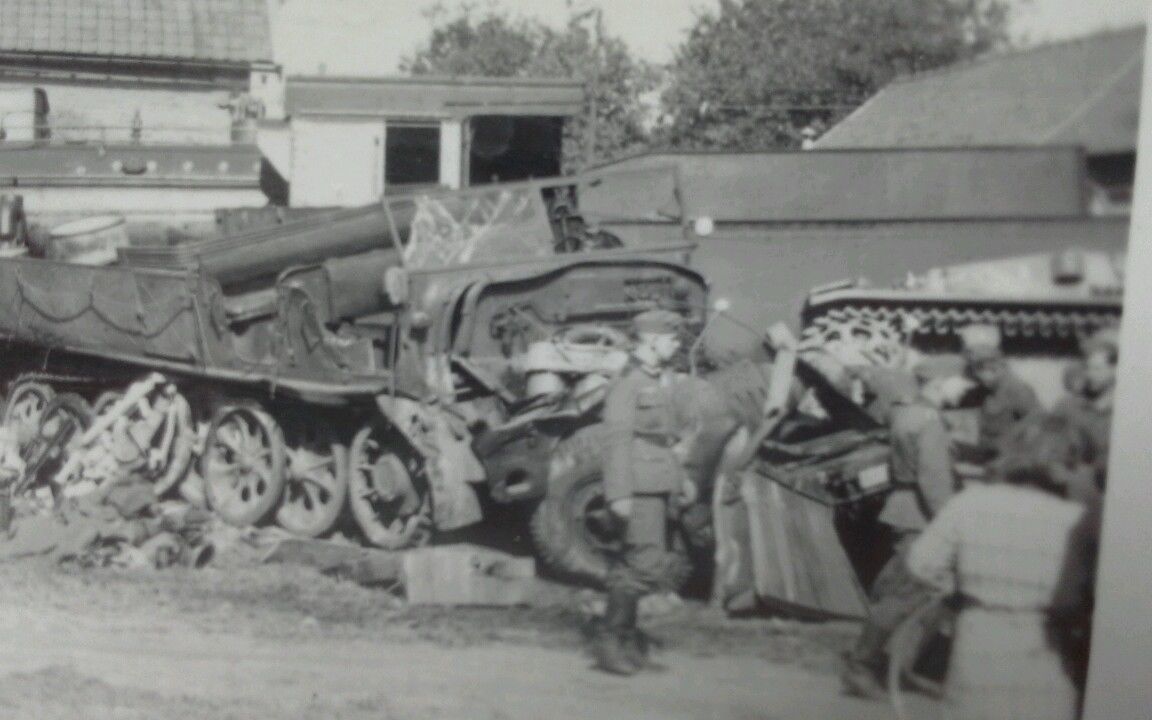 Zusammenstoß Zug mit Sturmgeschütz  Kettenfahrze