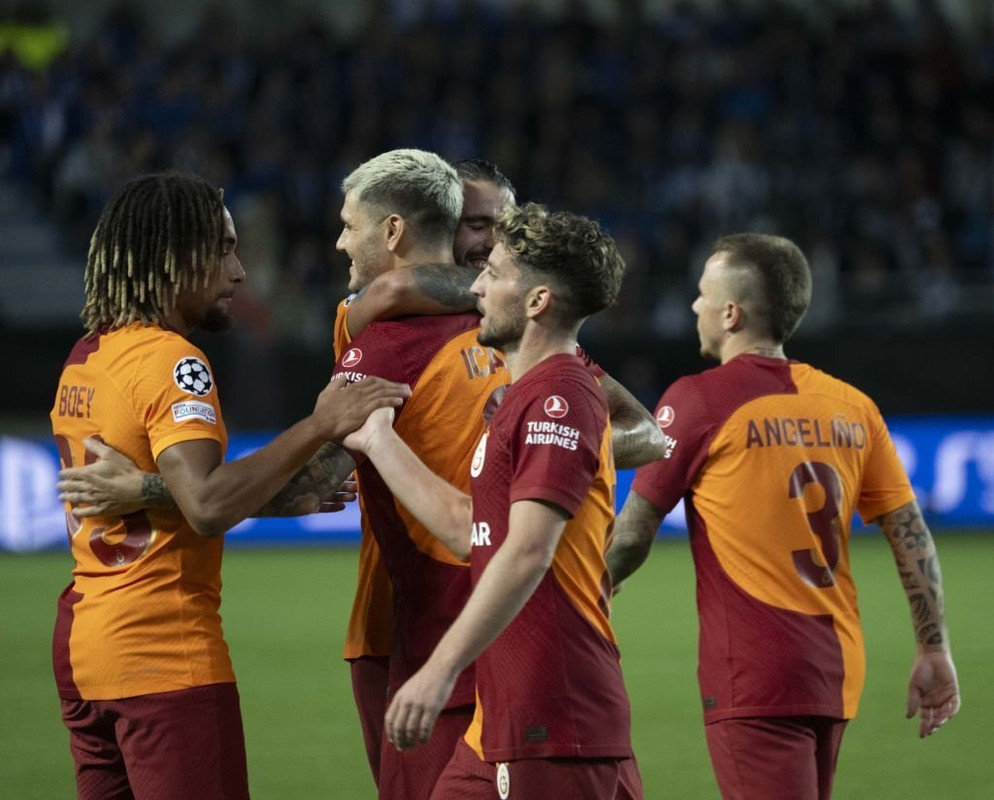 Galatasaray celebrating  the second goal