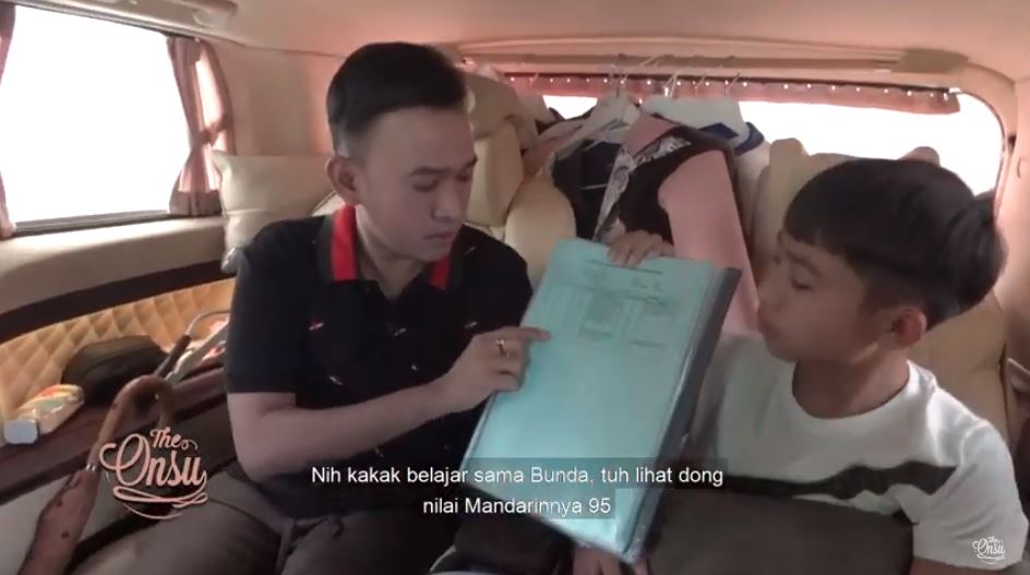 Ruben Onsu menunjukkan nilai mata pelajaran Bahasa Mandarin milik Betrand
