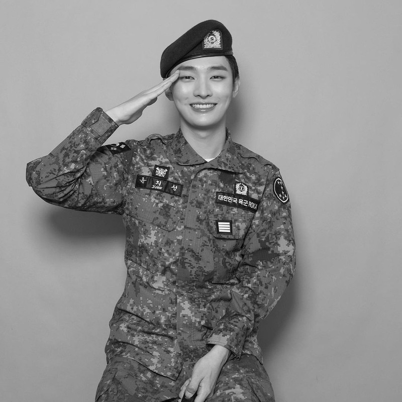 Pulang wajib militer, ini 7 potret gagah Yoon Ji-sung kenakan seragam
