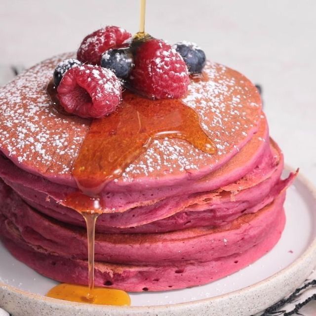 palačinke sa cveklom prelivene medom i voćem