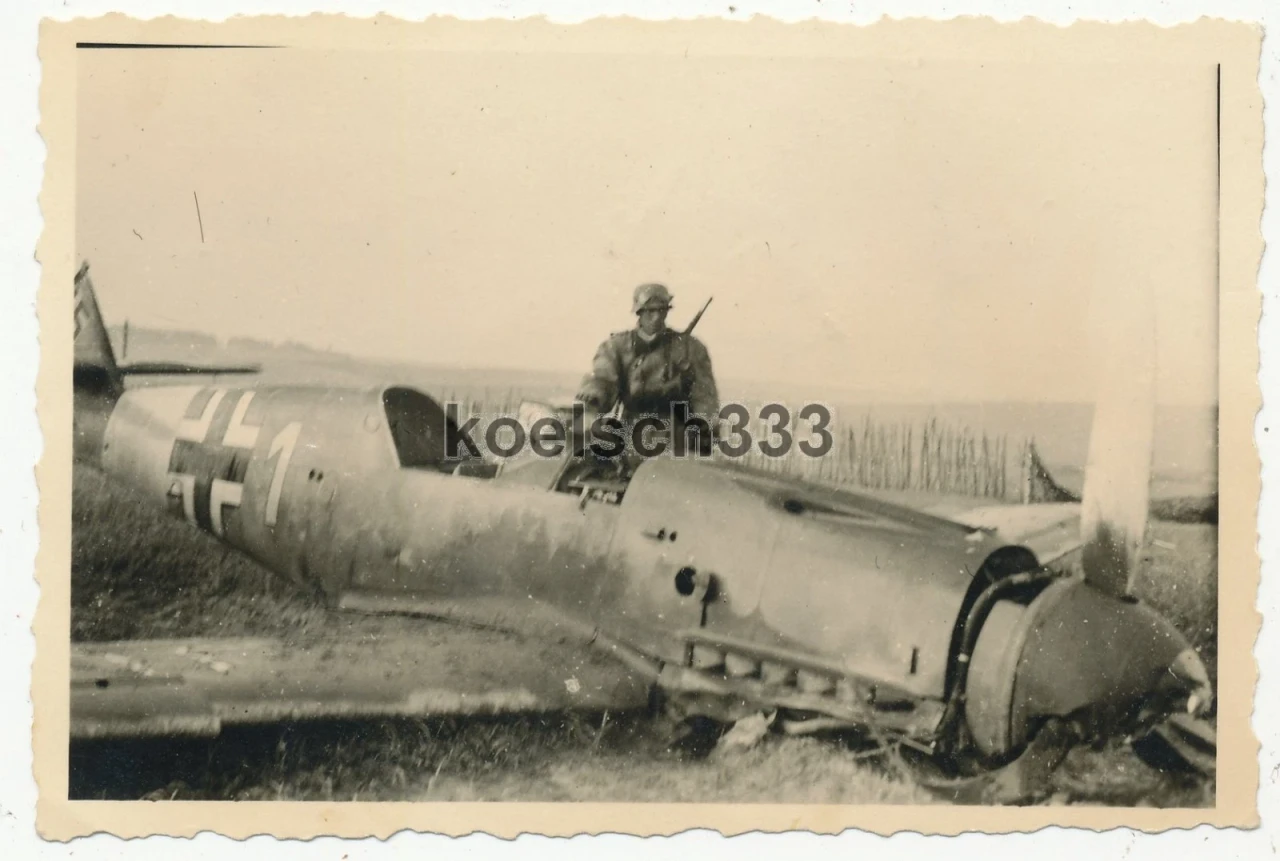 Foto Kradschütze an einem Messerschmitt Bf 109 Flugzeug nach Notlandung im Osten