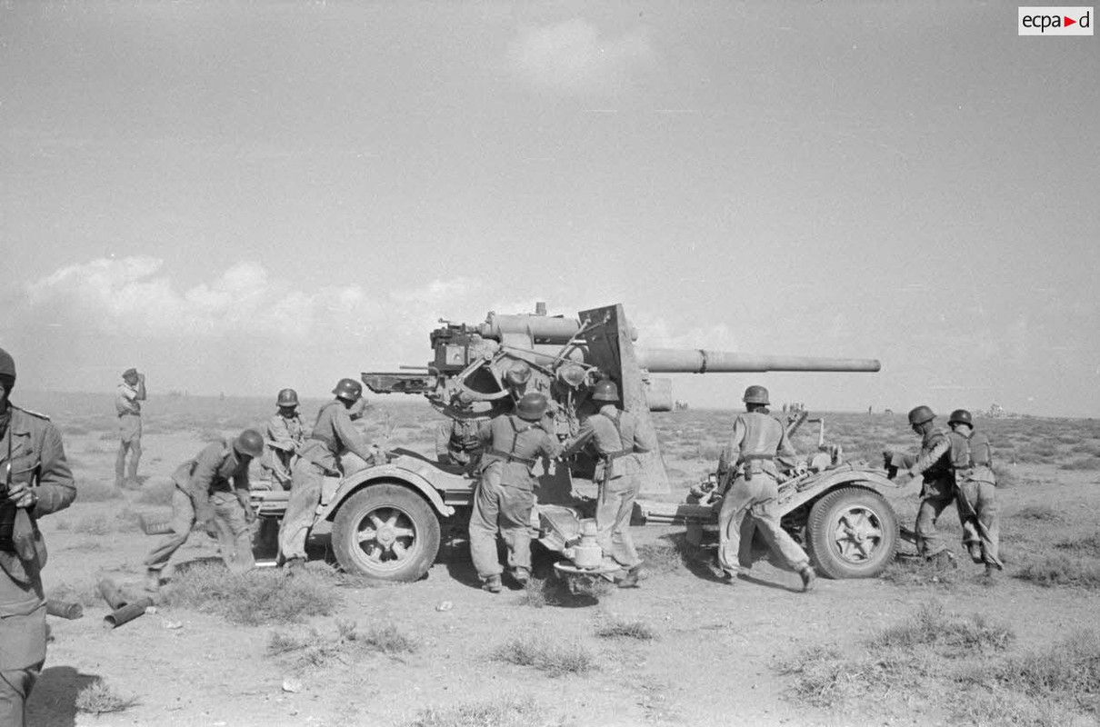 Une batterie de FlaK équipée de canons de 8,8 cm FlaK-18 effectue un tir, s'agit-il d'un exercice ou