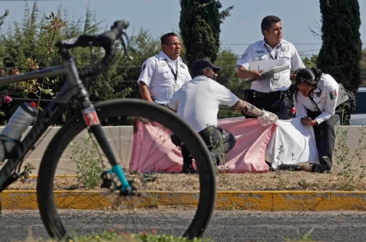 Ciclistas son atropellados en Puebla, conductor invadió carril: video