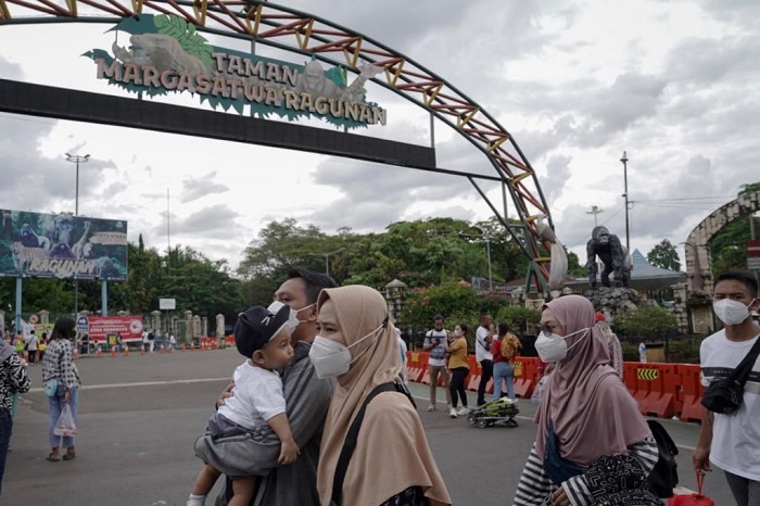 Puluhan ribu pengunjung menyerbu Taman Margasatwa Ragunan selama libur Tahun Baru 2022.