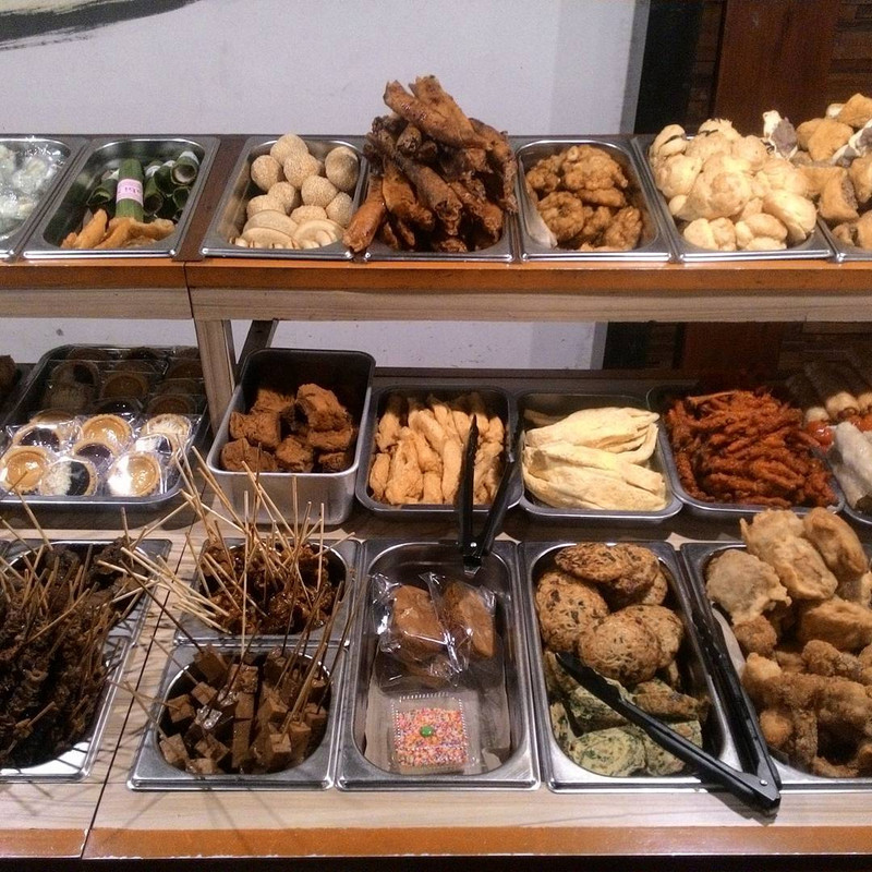 Aneka menu di Angkringan Blendoek Semarang.