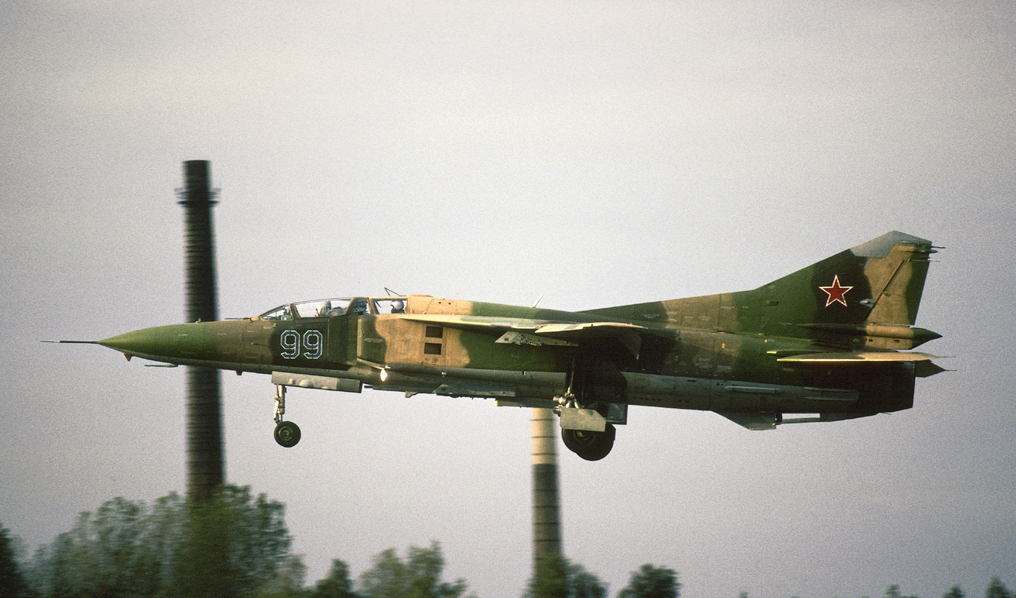 559 APIB Mig-23UB 99 Blue_60902016 (5)