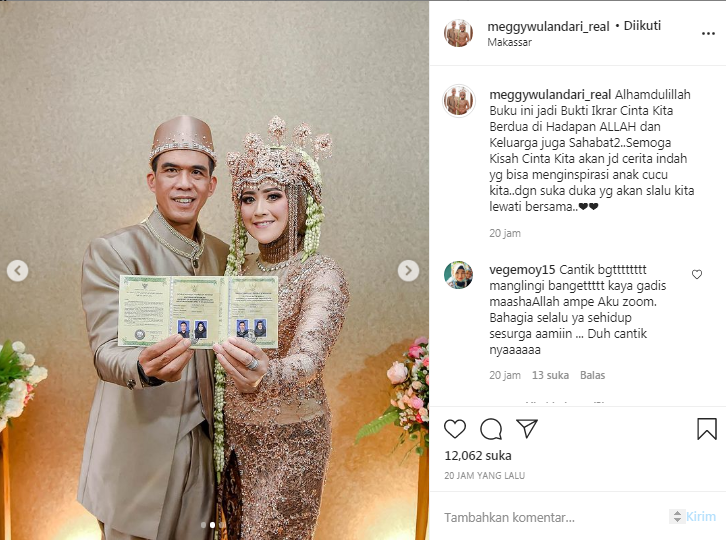 Meggy Wulandari dan Muhammad tunjukkan buku nikahnya