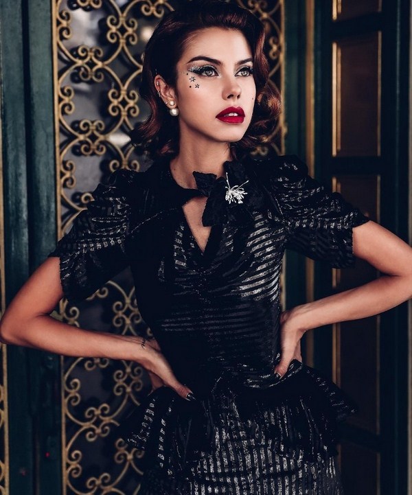 Devojka sa Novogodisnjom sminkom detalji zvezdice