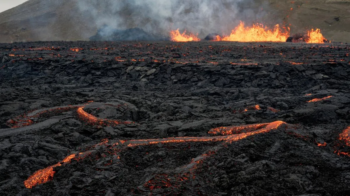 VIDEO: Volcán entra en erupción cerca de la capital de Islandia