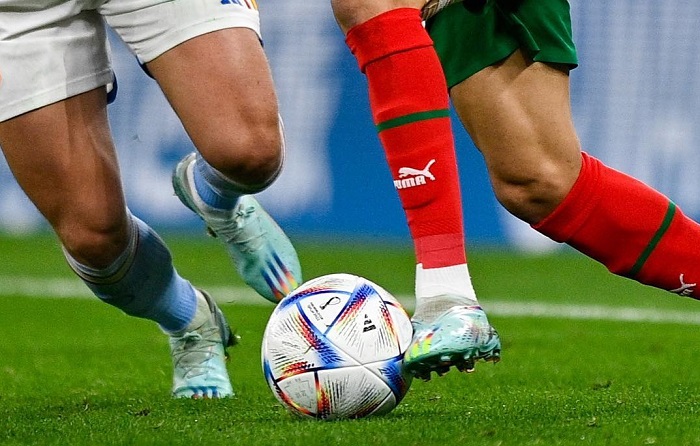 Al Rihla, bola resmi yang digunakan selama turnamen Piala Dunia 2022 memiliki teknologi canggih dengan mengandalkan sistem Video Assistant Referee (VAR/Asisten Wasit Video).