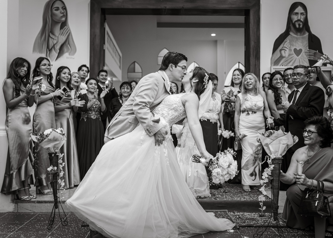 Novios sonríen en su boda con estilo cinematográfico