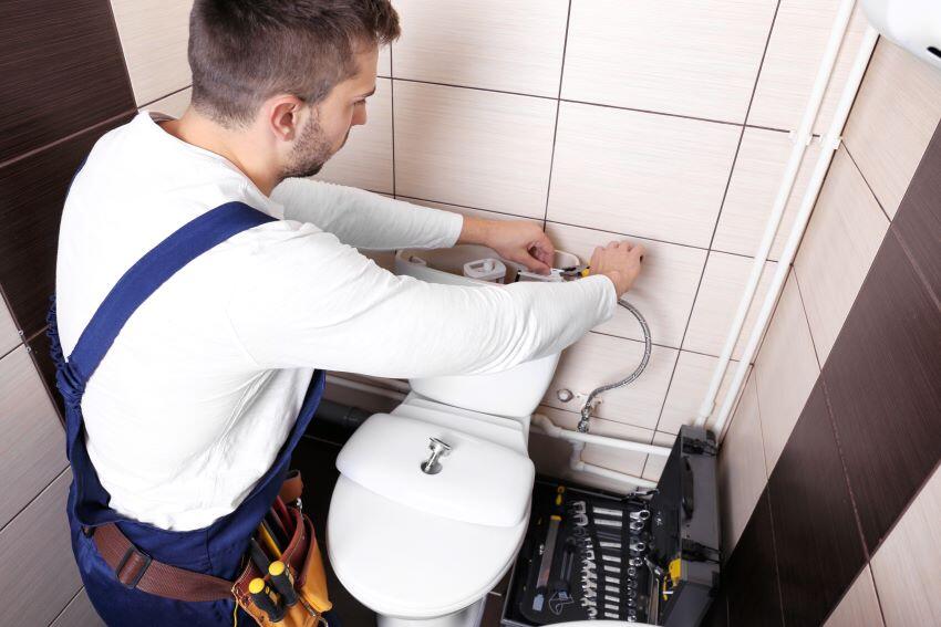Professional toilet plumber fixing leak for Albuquerque home