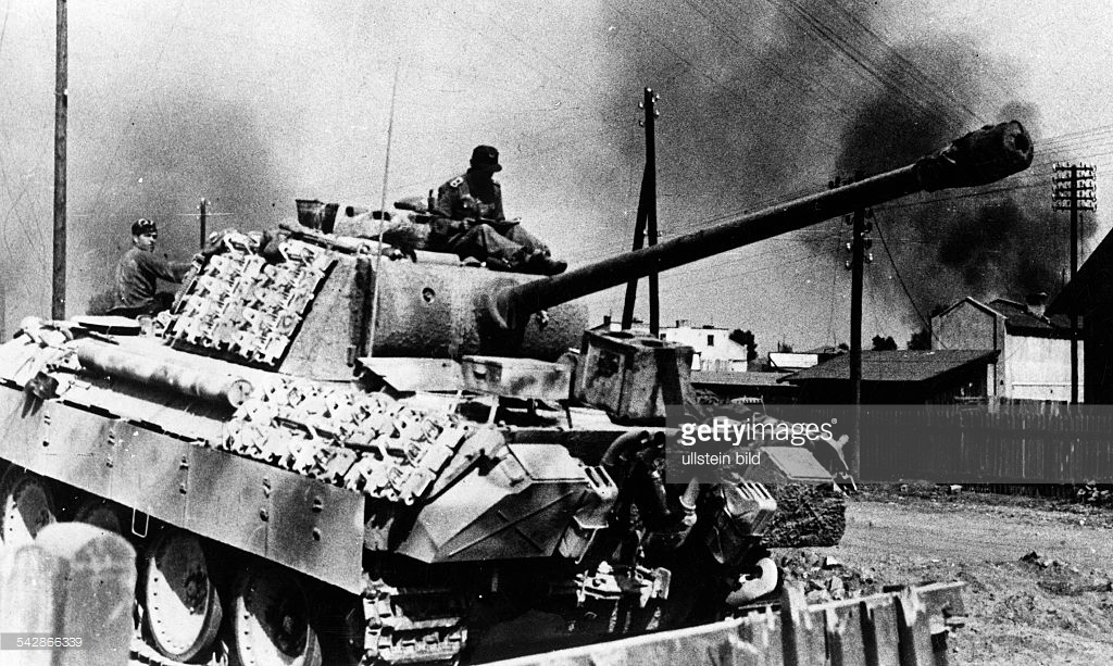 Deutsche Kampfpanzer `Panther` rücken in ein Dor