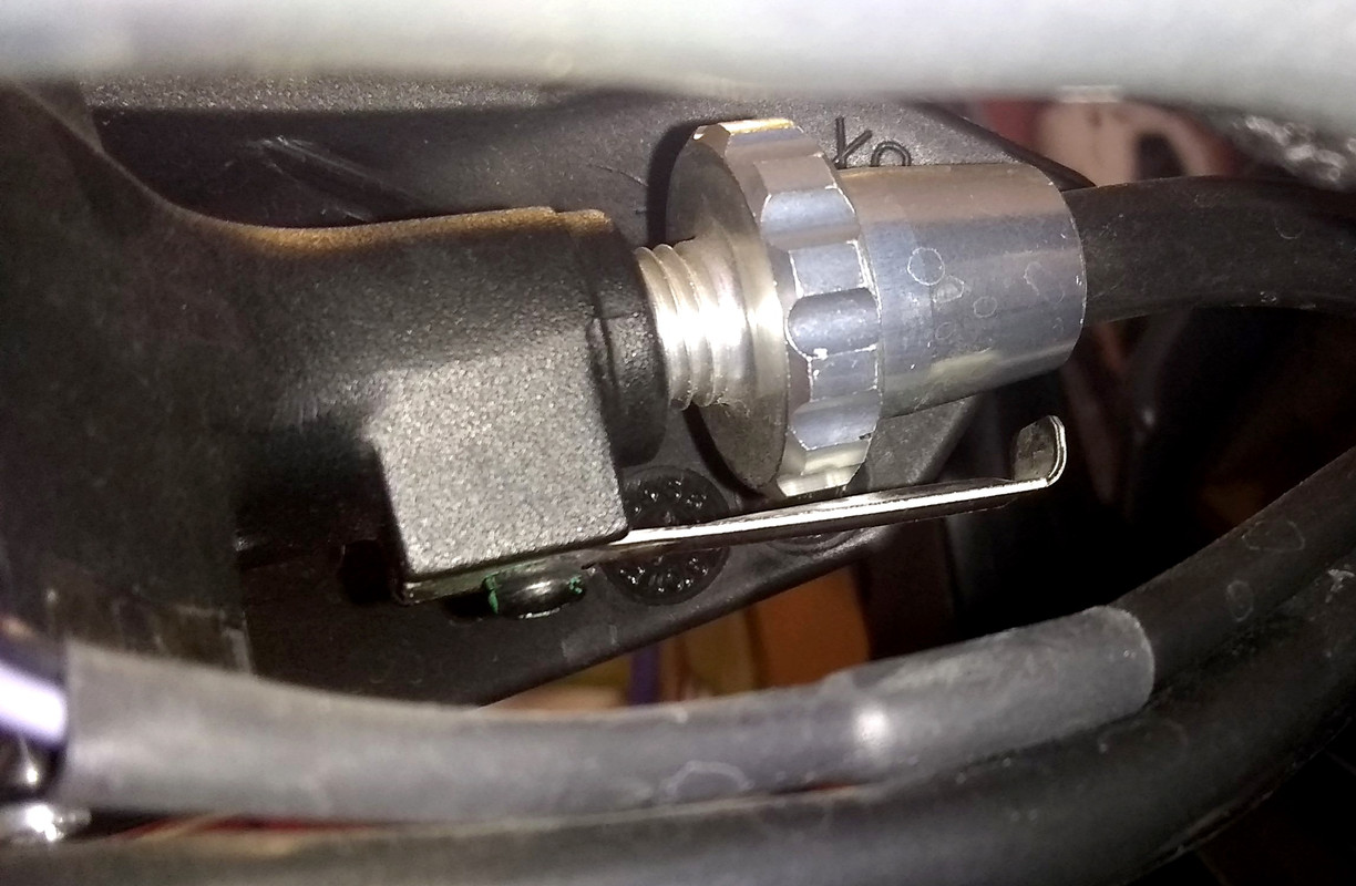 Vis réglage garde V85 TT