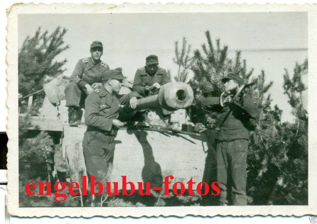 EINSATZ-FOTO - STURMGESCHÜTZ - STUG-MÄNNER auf P