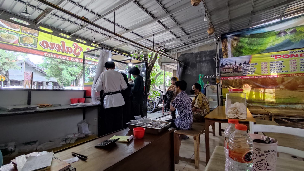 Pembeli sedang memadati rumah makan Pondok Salero untuk berburu makan siang pada Jumat (17/2/2023).