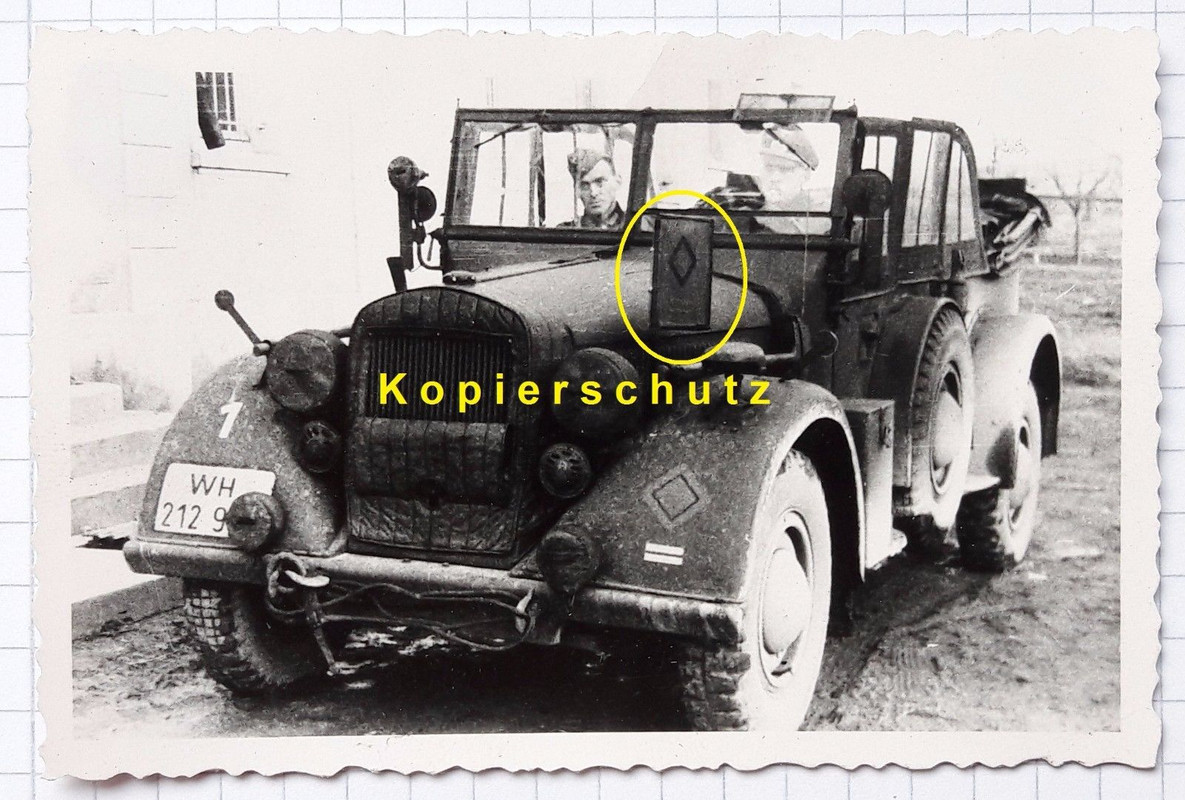 Foto Kübelwagen mit Wimpel Fahne, Wehrmacht Kfz 