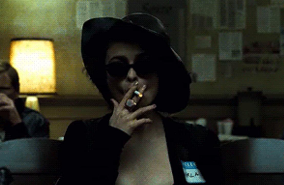 Helena Bonham Carter röker en cigarett (eller weed)
