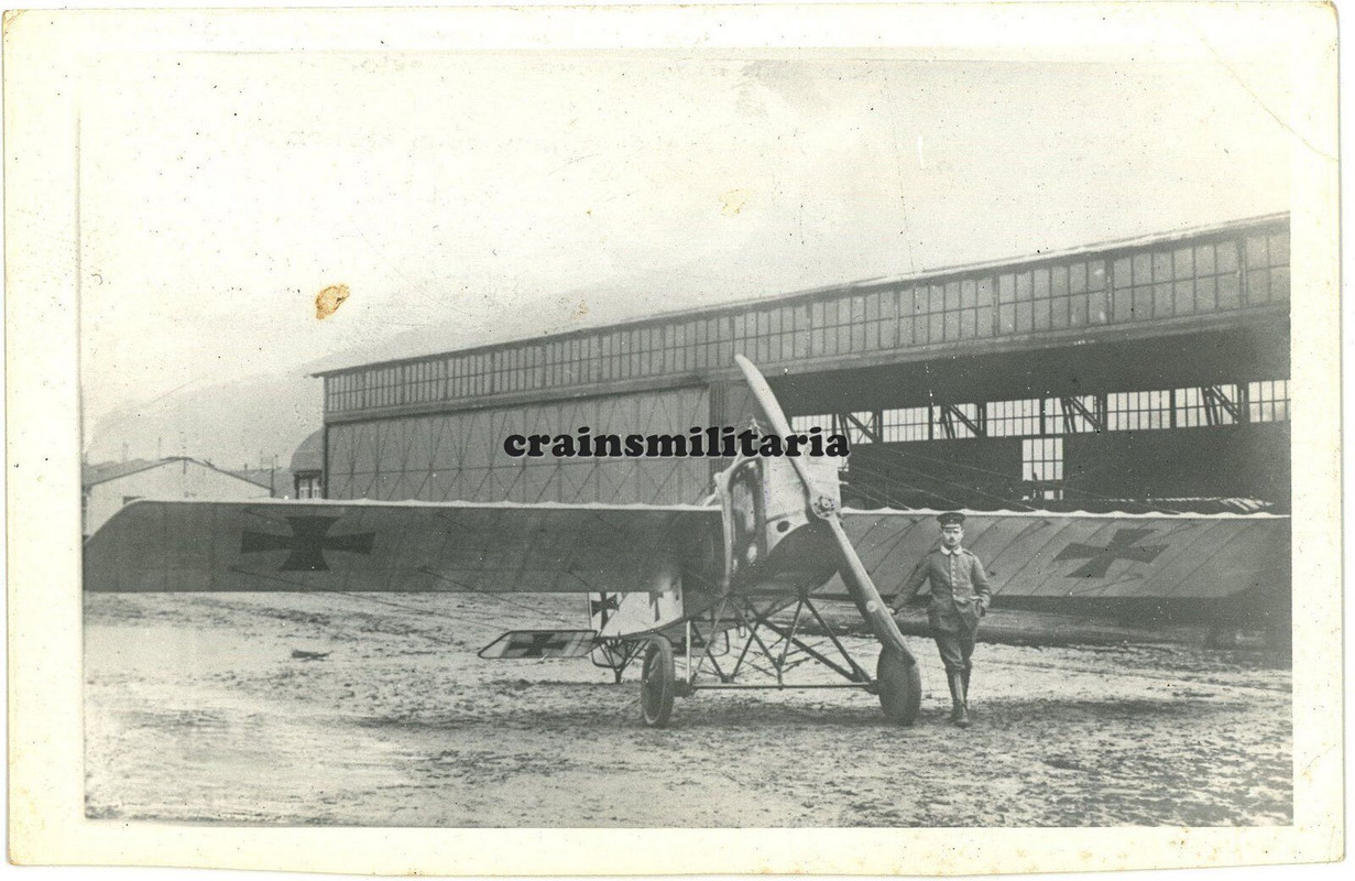 Archiv Foto deutsches Flugzeug am Flugplatz (1)