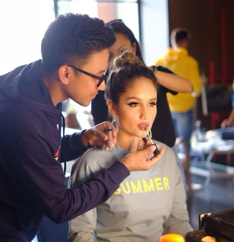 MUA Bubah Alvian saat mendandani artis Cinta Laura.