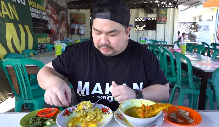 Momen Nex Carlos saat mencicpi sajian kuliner di Gangan Wani, Belitung.