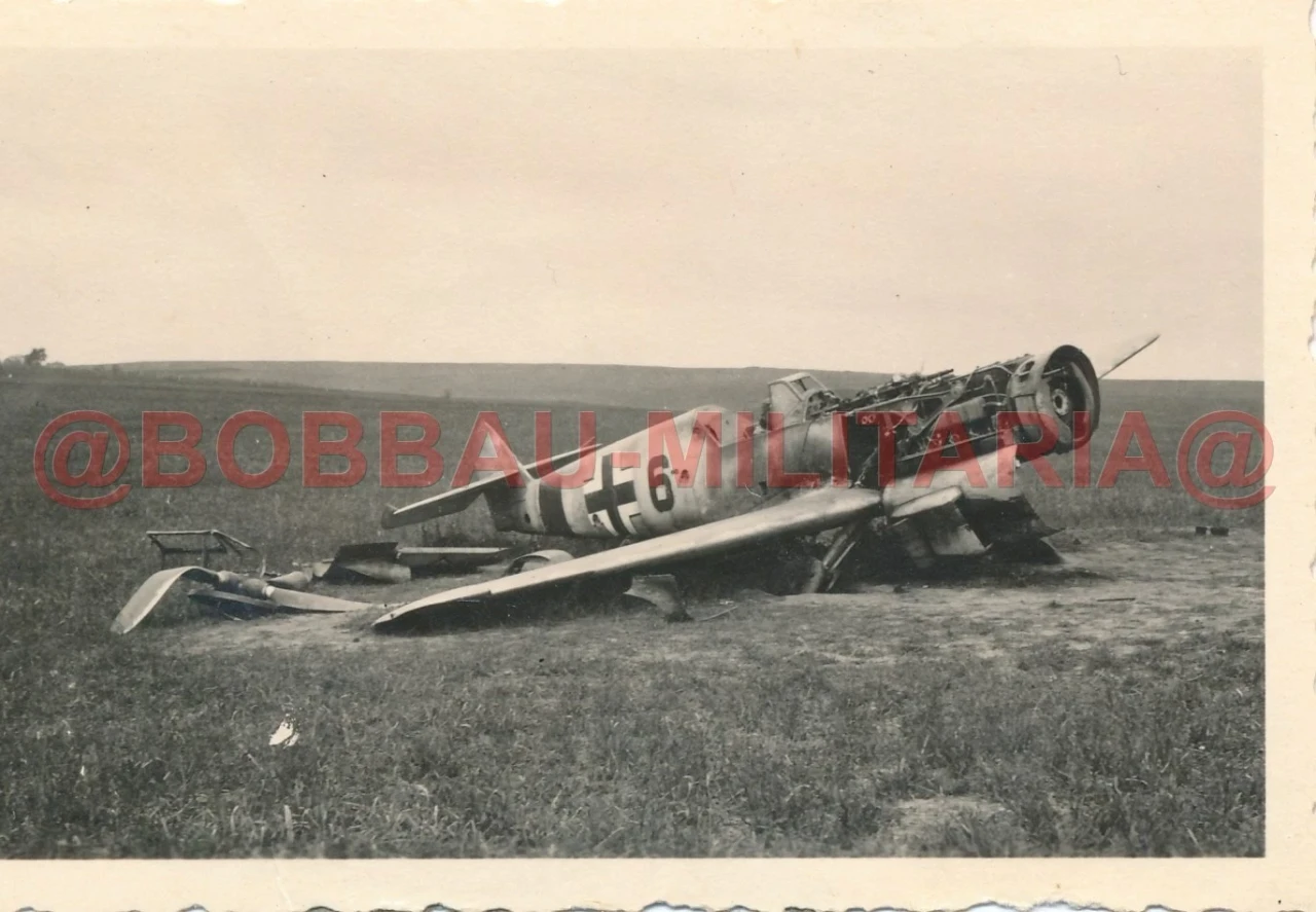 F329 Foto Ukraine notgelandete Messerschmitt Me 106 Jagdflugzeug Kennung 6 plane