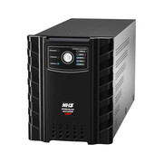 Nobreak NHS 1500VA protegendo um setup de computador e periféricos