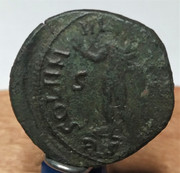 Nummus de Constantino I. SOLI INVICTO COMITI. Sol a izq. Roma 7