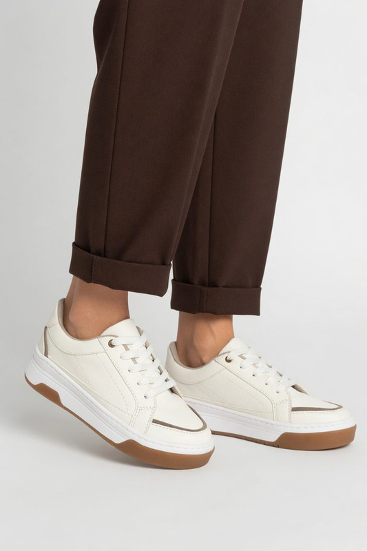 Tenis Uma Blanco de silueta minimalista y estilo urbano