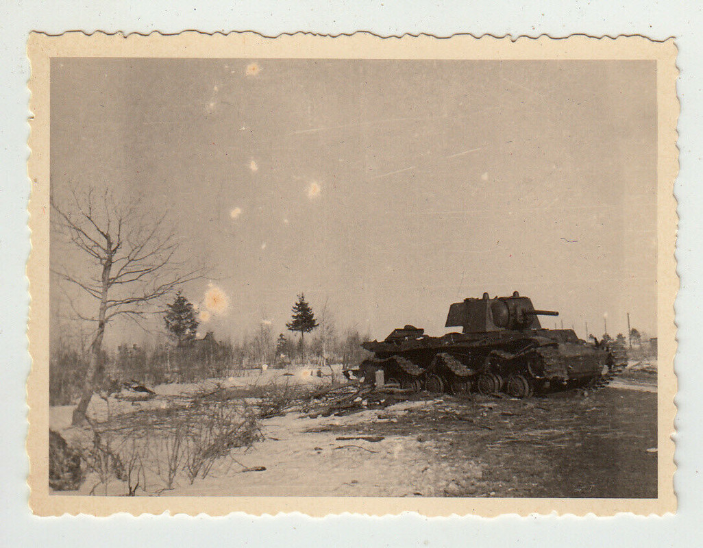 Zerstörter zerschossener russischer Kampfpanzer KW-1 an der Ostfront