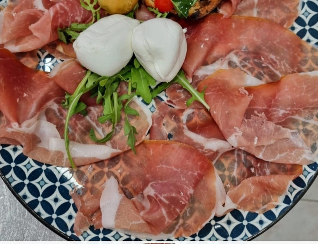 Crudo e mozzarella di bufala