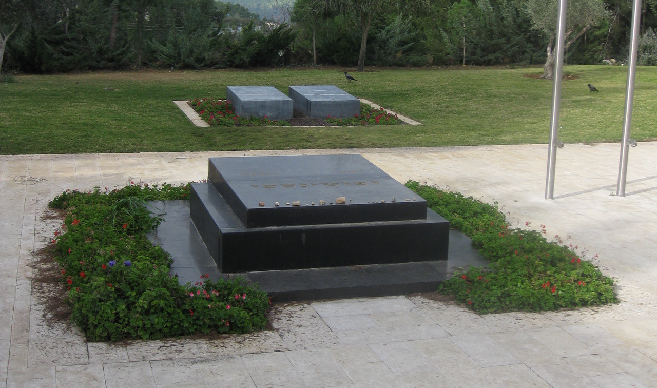 Grave-of-Ze-ev-Jabotinsky-IMG-1163-cropped