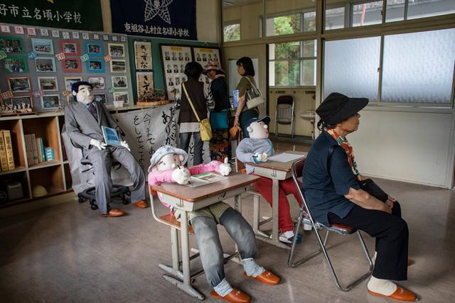 一群女性参观名顷的学校,这所学校在最后两名学生毕业后关闭。