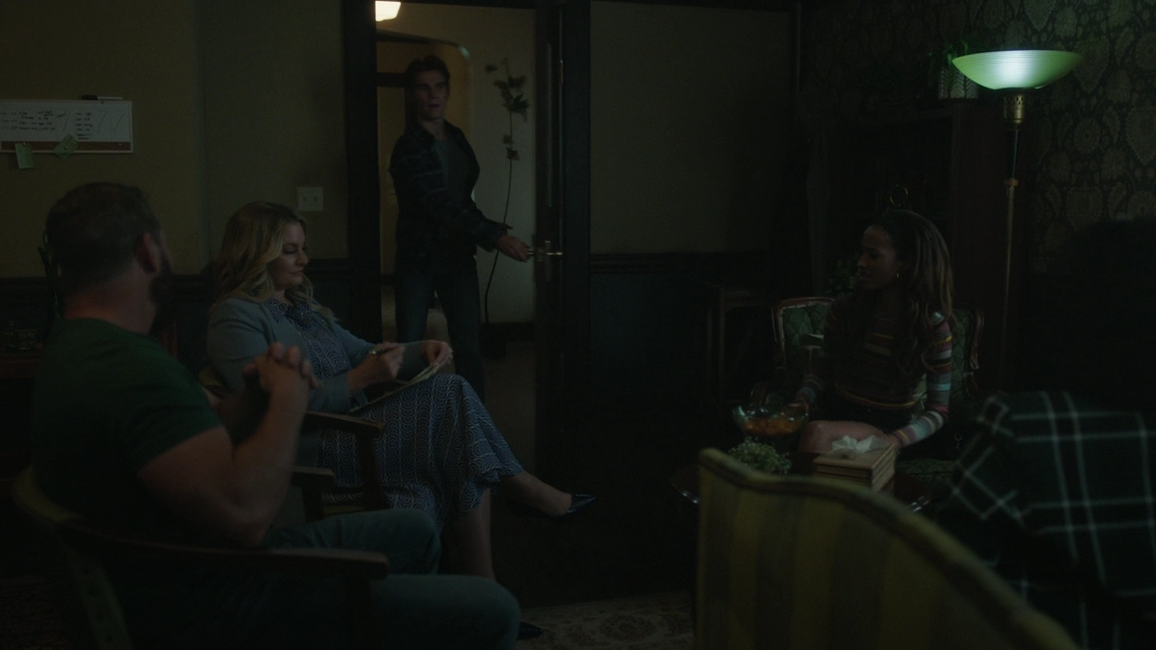 Riverdale.S06E01.Benvenuti.a.Rivervale.720p.WEBMux.ITA.ENG.x264-BlackBit[screenshot 7]
