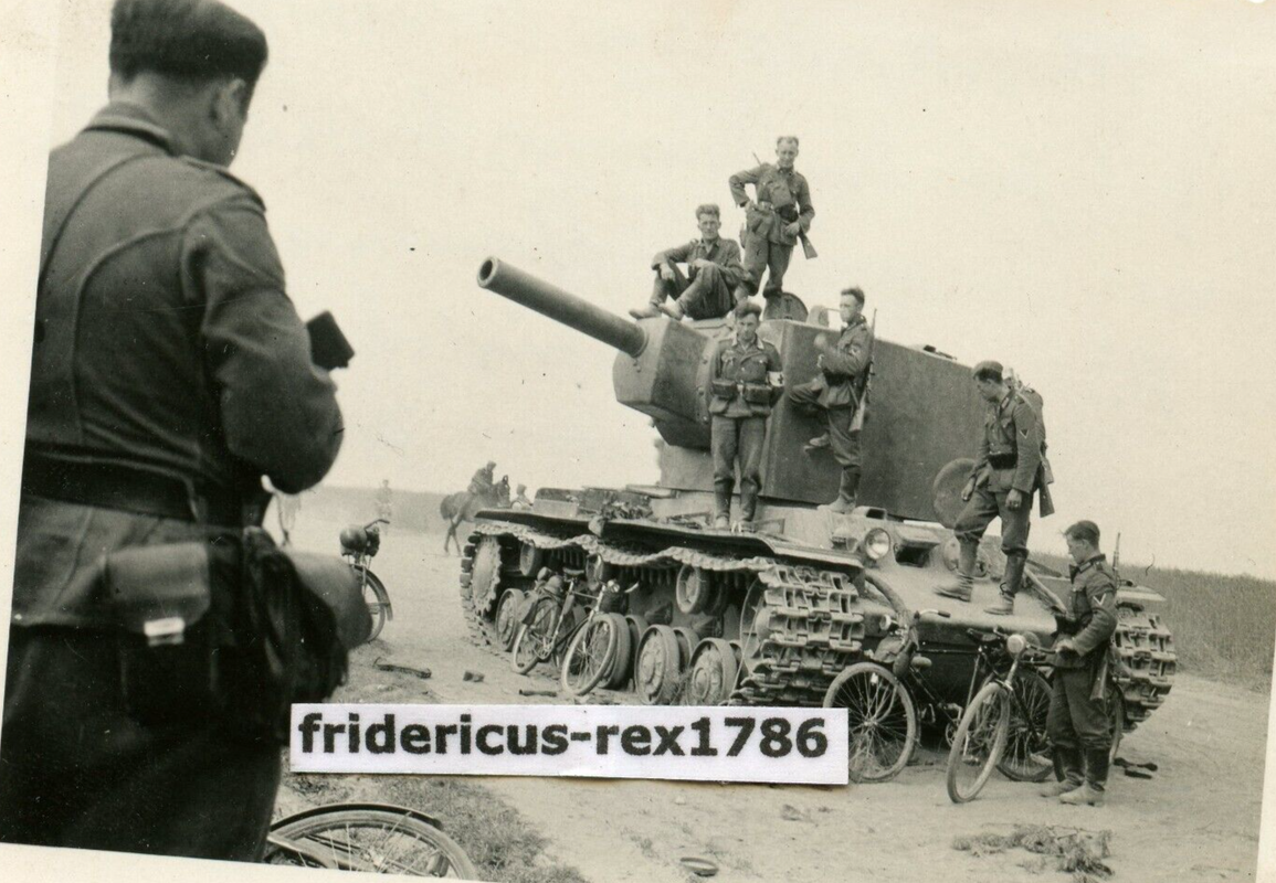Foto Ostfront Russland HKL Combat russ. Panzer KW-2 КВ-2 verlassen.