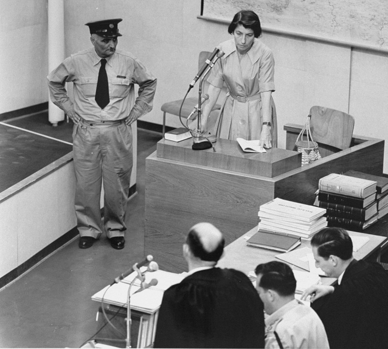 Zivia Lubetkin, líder de la clandestinidad judía en Polonia y luchadora en el Levantamiento del Ghetto de Varsovia, testificando en el juicio de Eichmann en Jerusalén