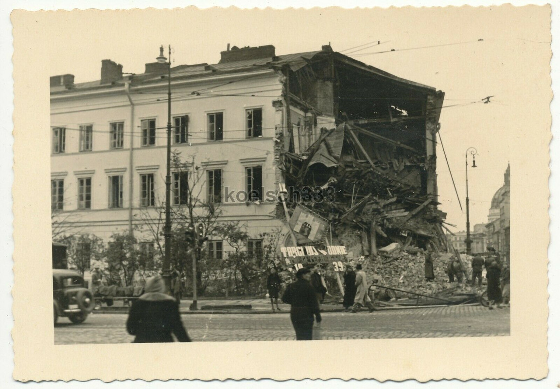 Foto Zivilisten auf der Straße vor Häuser Ruinen in Warschau Polen