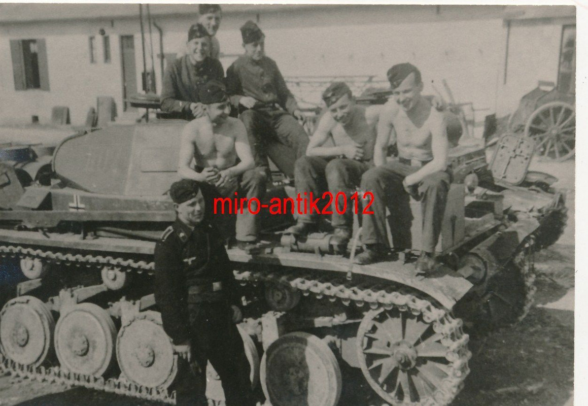 Foto, Wehrmacht, Panzermänner auf ihrem Kampfwag