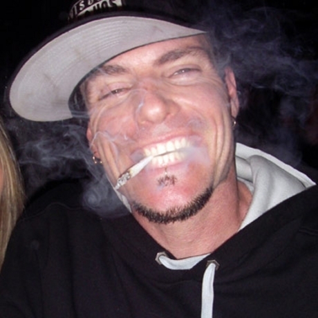 Vanilla Ice raucht einer Zigarette (oder Cannabis)
