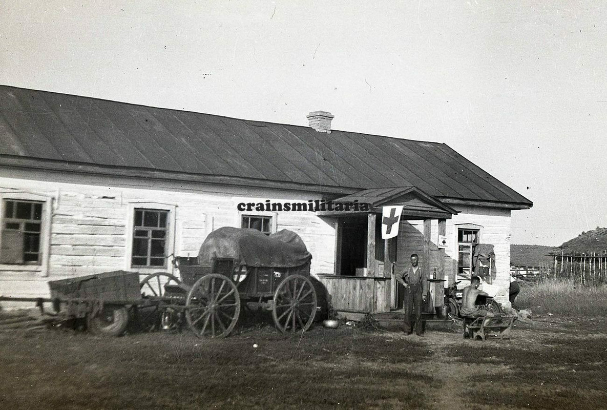 Orig. Negativ Foto DRK Sanitäter Wagen mit 296.ID Wappen b. Lazarett in Russland