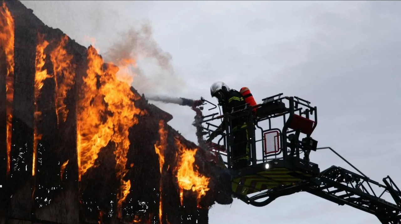 Fallecen tres en incendio en edificio de París, hay 8 heridos