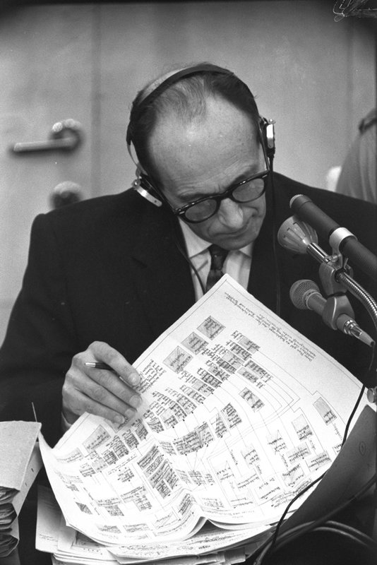 Eichmann buscando información durante el juicio