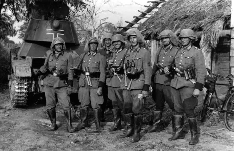 Tropas de las SS-Polizei-Division en Leningrado, 1942, posan delante de un T-26C ruso capturado Tropas de las SS-Polizei-Division en Leningrado, 1942, posan delante de un T-26C ruso capturado