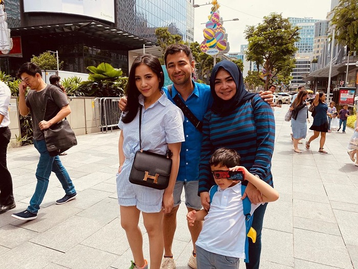 Raffi Ahmad dan keluarga kecilnya saat berpose dengan Mama Rieta.