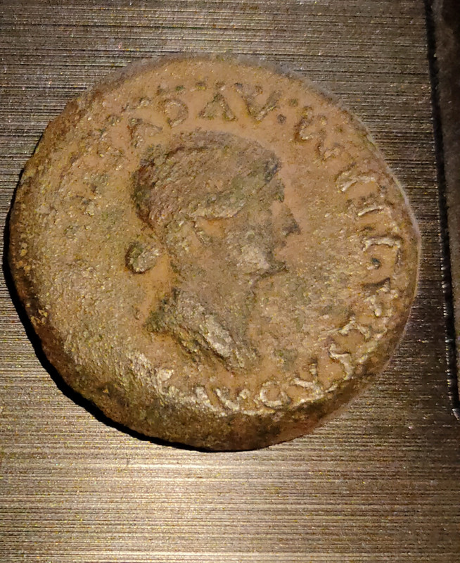 Dupondio de Emérita Augusta, época de Tiberio. AVGVSTA IVLIA C A E. Livia sedente a dcha. IMG-20220327-214400